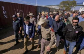 Kemarahan Ketua DPR Mike Johnson mengecam Biden karena ‘bencana’ di perbatasan selama kunjungannya ke Texas